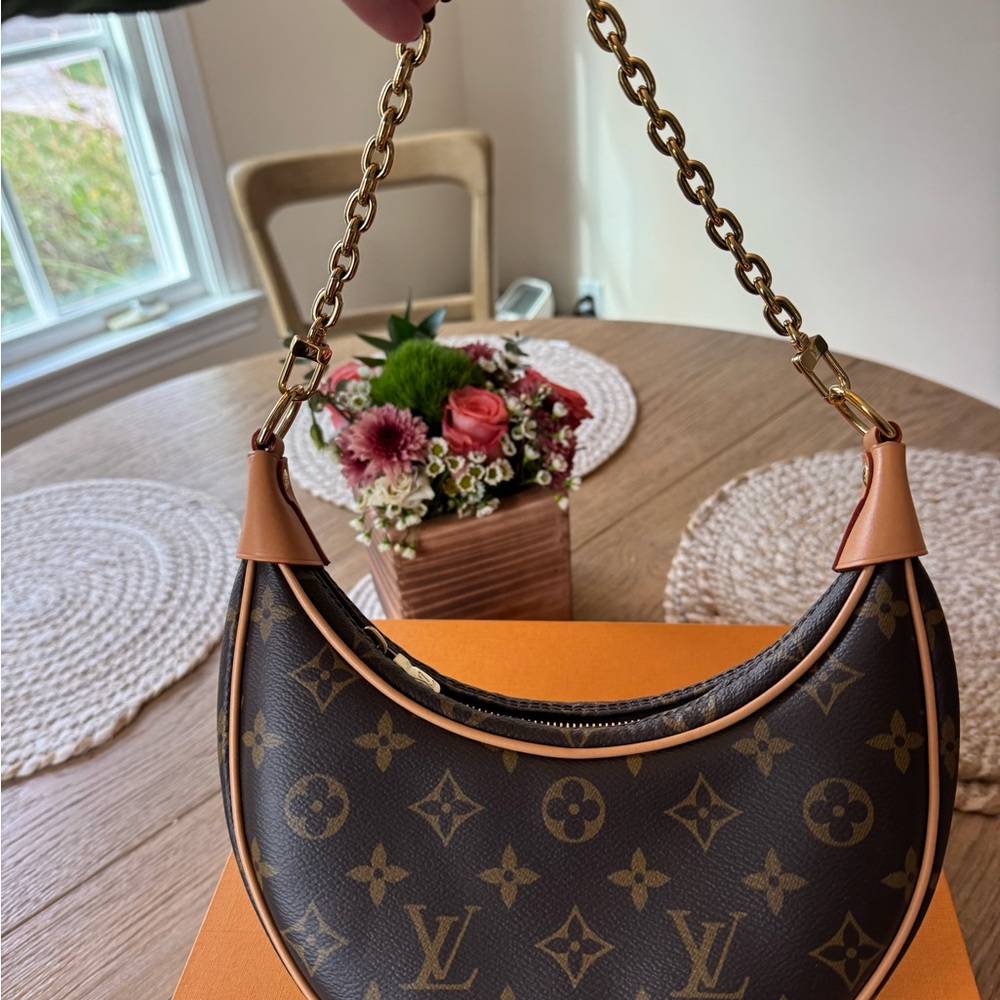 Louis Vuitton Monogram Loop - Picture 4 of 12